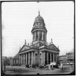 Fig. 4: Der französische Dom in Berlin. Eine von Meydenbauers experimentellen Fotographien aus 1882 (40 x 40 Zentimeter). 100 Jahre später, zwischen 1977 und 1982, wurde das Bild für die Rekonstruktion der Kirche verwendet, die während des Zweiten Weltkrieges stark beschädigt wurde.