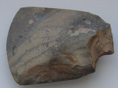 Steinbeile und Klopfstein aus der Jungsteinzeit