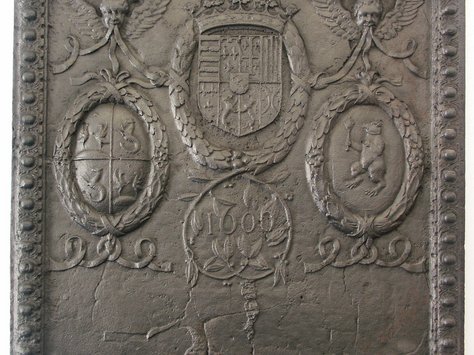 Takenplatte aus dem Jahre 1606. Das zentrale große Wappen ist das lothringische Staatswappen.