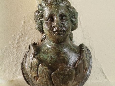 Bronzenes Besatzstück in Form einer figürlichen Büste