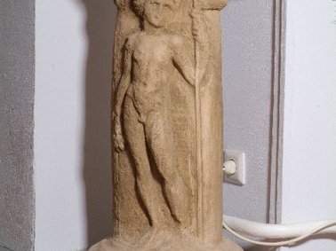 1883 beim Hausbau in Tholey eine gut erhaltene Bacchussäule gefunden.