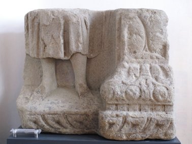 Bruchstück eines gallo-römischen Grabmals