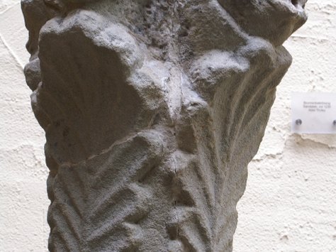 Brunnenbekrönung, 1. Hälfte 13. Jh.