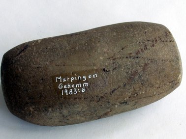 Steinbeile und Klopfstein aus der Jungsteinzeit