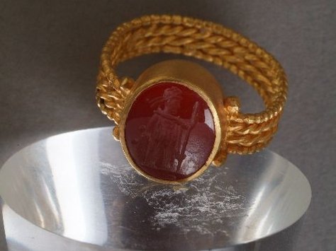 Goldener Fingerring mit geschnittenem Stein