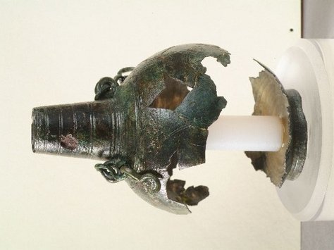 Bronzenes Gefäß zur Verwahrung von Ölen oder Essenzen