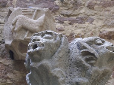 Innenhof: Steindenkmäler