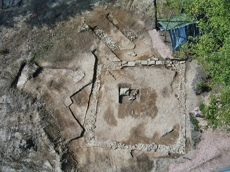 Fundament eines Grabpfeilers mit Umfassungsmauer